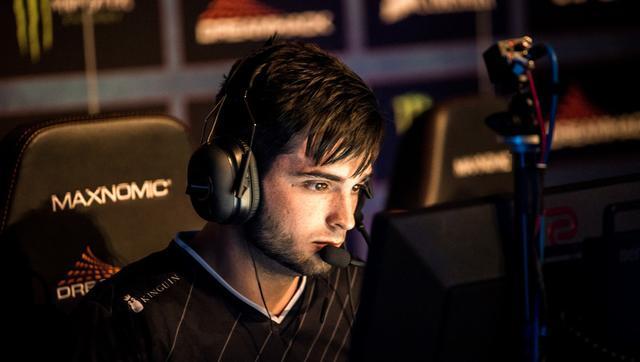 前往冠军之路！ Top Esports 官方关注了 Kanavi 、教练 Hongmi 和刘青松的微博